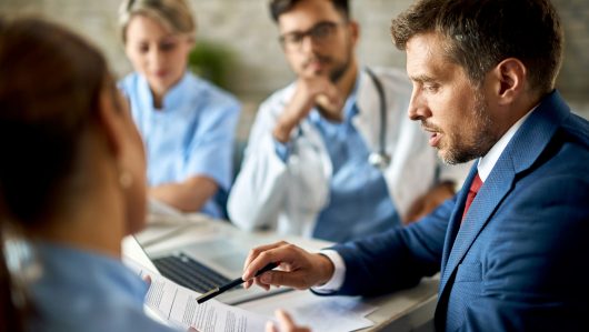 empresario-adulto-medio-e-profissionais-de-saude-analisando-documentos-durante-uma-reuniao-no-escritorio (1) empresario-adulto-medio-e-profissionais-de-saude-analisando-documentos-durante-uma-reuniao-no-escritorio (1)